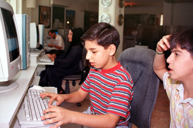 Young Iranians surf the net in a Tehran internet cafe, June 24, 2001. (Reuters)