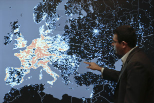 Vishant Patel, senior manager of investigations at the Microsoft Digital Crimes Unit, shows a heat map and talks about how malicious computer networks known as the Citadel Botnets attack computers in Western Europe at the Microsoft Cybercrime Center in Redmond, Washington, Nov. 11, 2013. (Reuters)