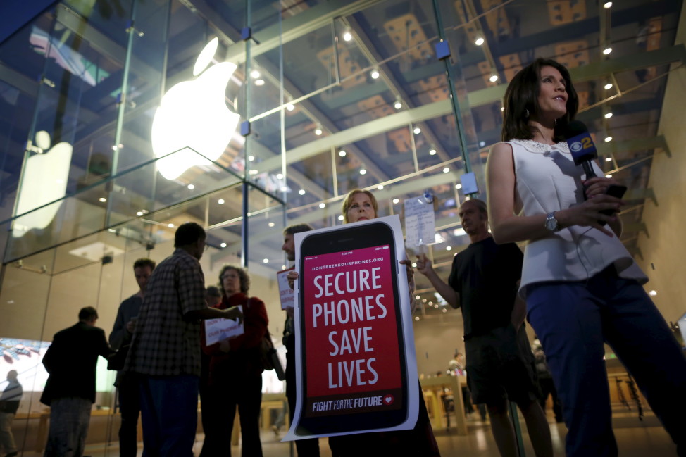 People gather at a small rally in support of Apple's refusal to help the FBI access the cellphone of a gunman involved in the killings of 14 people in San Bernardino, California, Feb. 23, 2016. (Reuters)