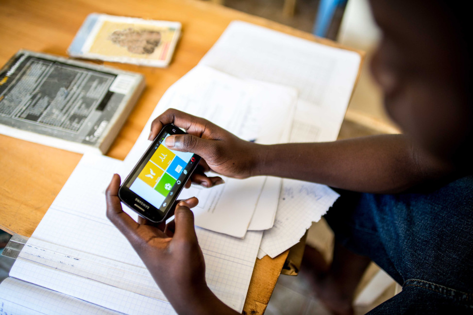 A reader uses the Worldreader app in Kenya. (Worldreader)