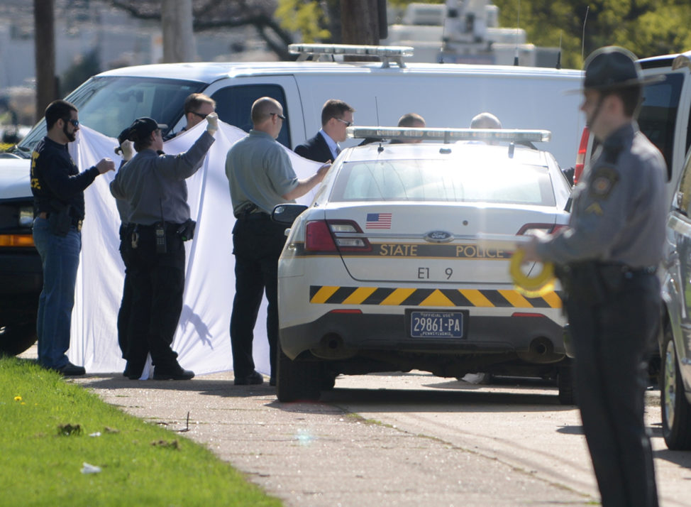 Police prepare to remove the body of Steven Stephens, who they say said posted a video of himself on Facebook killing an elderly man in Cleveland before he shot and killed himself following a brief pursuit, in Erie, Pennsylvania, April 18, 2017. (Reuters)