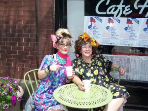 Two “hons” enjoy a streetside table outside the café named for them and others in town.  (mdsnbelle, Flickr Creative Commons)