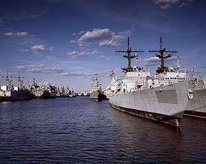 This is Carol’s shot of what I saw in the Delaware River when I visited the Naval Shipyard.  Check out what’s in the distance.  (Carol M. Highsmith)