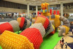 Folks in Singapore set the record for the world's largest balloon sculpture in March. (chooyutshing, Flickr Creative Commons)