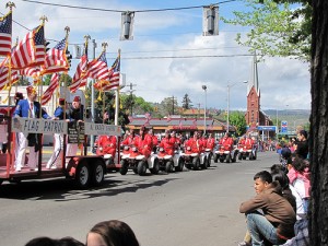 Shriners in tiny cars pass in review in The Dalles, Oregon.  (mavis, Flickr Creative Commons)