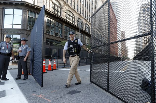 A United States Secret Service agent closes a security fence, as preparations are made for the Republican National Convention, Saturday, July 16, 2016 in Cleveland, Ohio. (AP Photo/Alex Brandon)