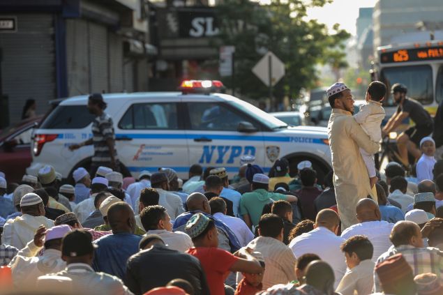 People prepare to celebrate the Eid holiday that marks the end of the Muslim holy month of Ramadan in the Brooklyn borough of New York City, July 6, 2016. REUTERS/Stephanie Keith - RTX2JZO9