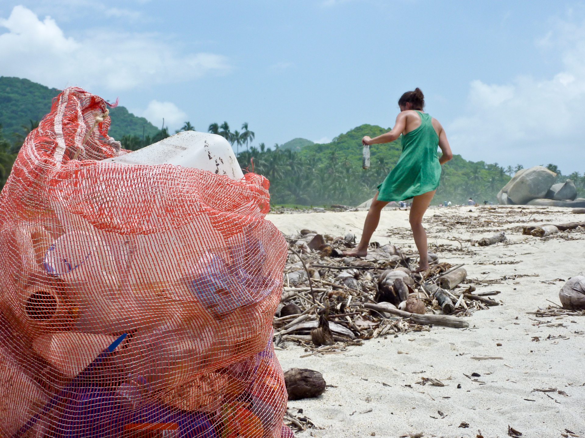 Plastik atıklar sahillerden toplanıyor