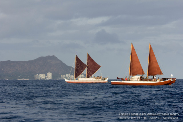 Hokule'a (solda) ve Hikianalia tekneleri Hawaii adasının Hilo kentinden yola çıkmaya hazır