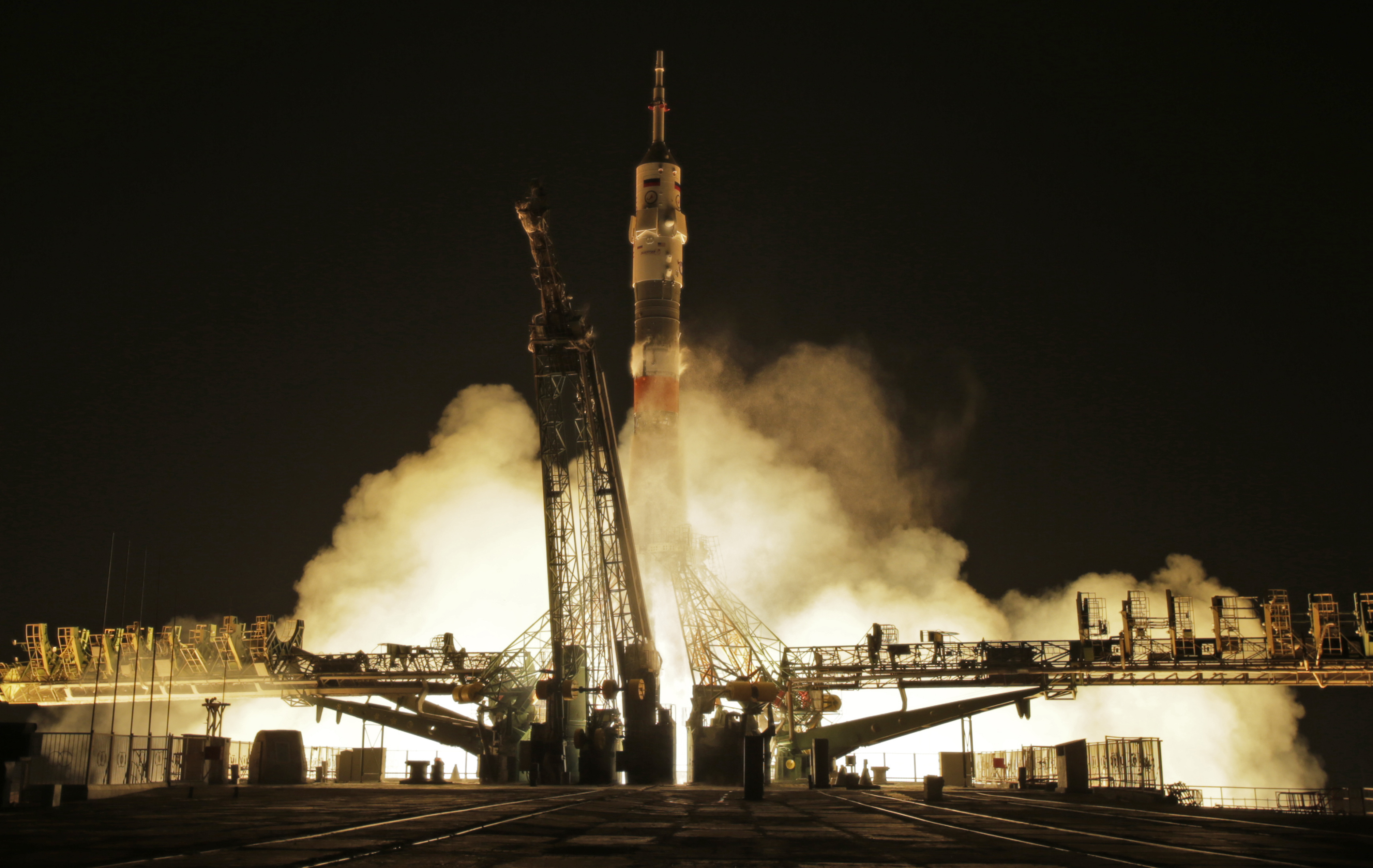 Fransız Thomas Pesquet, Rus Oleg Novitski ve Amerikalı Peggy Whitson'ı uzaya götüren Soyuz aracı 17 Kasım'da fırlatıldı