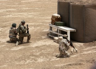 A U.S. soldier, center, participates in a training mission with Iraqi army troops outside Baghdad on May 27, 2015.