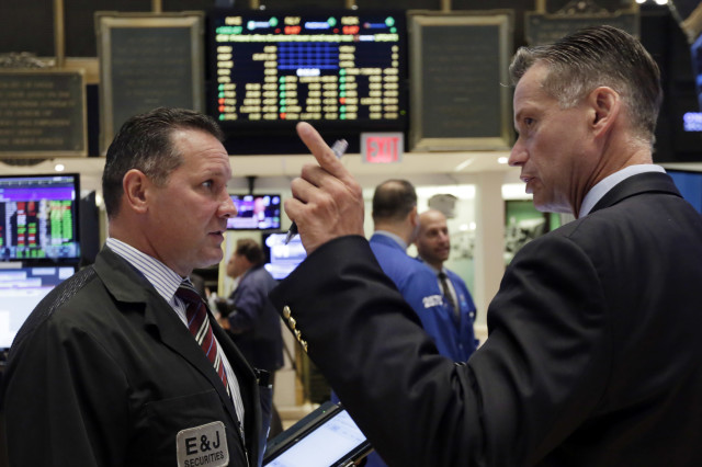 Traders Edward Curran, left, and Neil Catania work on the floor of the New York Stock Exchange, Aug. 25, 2015. (AP)