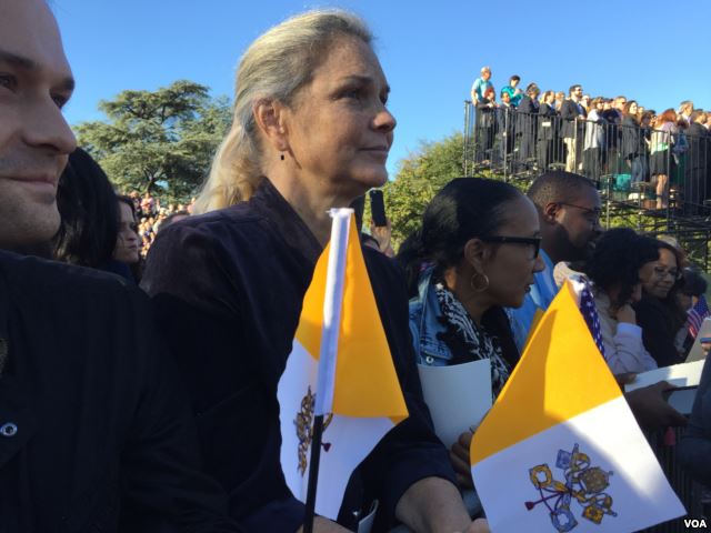 Christina Toth from Boyds, Maryland waits to see Pope Francis arrive at the White House, Sept. 23, 2015. (A. Pande/VOA)