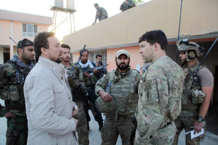 Kunduz chief of police, Mohammad Qasim Jangalbagh, left, talks to U.S. and Afghan special forces in Kunduz city, north of Kabul, Afghanistan on Oct. 1, 2015. (AP)