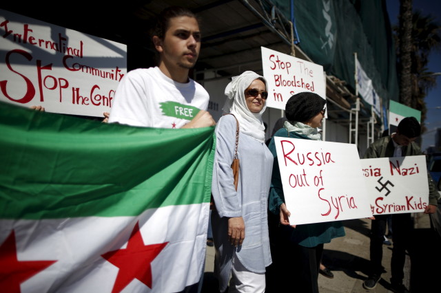 Syrian-Americans protest Russian intervention in Syria outside a Russian consulate in Santa Monica, California on Oct. 6, 2015. (Reuters)