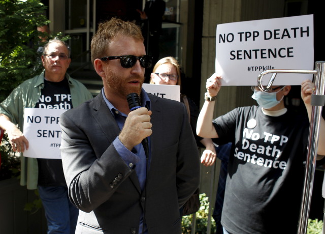 Director of Public Citizen's Global Access to Medicine, Peter Maybarduk speaks during a protest outside the hotel where the Trans-Pacific Partnership Ministerial Meetings are being held in Atlanta, Georgia on Sept. 30, 2015. (Reuters)