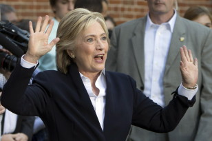 Democratic presidential candidate Hillary Clinton waves as she arrives for a community forum campaign event in Mt. Vernon, Iowa, Oct. 7, 2015. (Reuters)