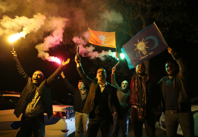 Supporters of Turkey's President Recep Tayyip Erdogan and of The Justice and Development Party, (AKP), celebrate in Istanbul, Nov. 1, 2015. (AP)