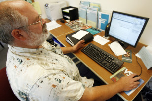 David O'Bryan uses the computer to search for jobs in Barre, Vermont in tis Sept 4, 2009 file photo. (AP)