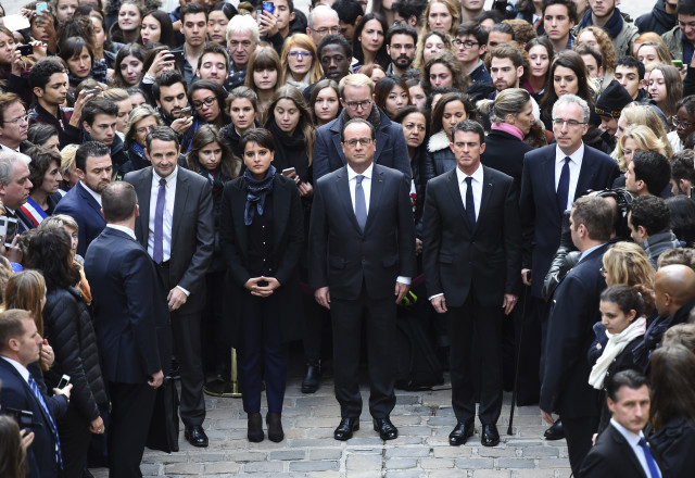 (From L) French Minister for Higher Education and Research Thierry Mandon, French Education Minister Najat Vallaud-Belkacem, French President Francois Hollande and French Prime Minister Manuel Valls observe a minute of silence at the Sorbonne University in Paris to pay tribute to victims of Friday's Paris attacks, France, November 16, 2015.    REUTERS