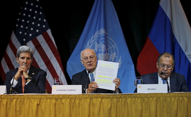 U.S. Secretary of State John Kerry (L), Russian Foreign Minister Sergei Lavrov (R) and UN Envoy for Syria Staffan de Mistura address the media in Vienna, Austria, November 14, 2015. Parties agreed to accelerate efforts to end the conflict in Syria by launching negotiations between the government and opposition by January. REUTERS