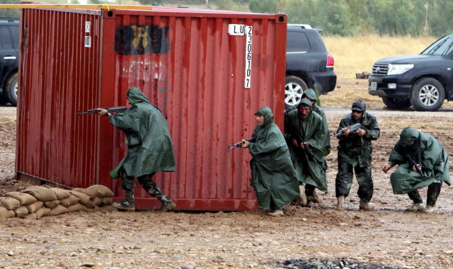 Kurdish peshmerga take part in a training session during German Defence Minister Ursula von der Leyen's visit at a camp in Banslawa in Arbil, north of Baghdad, October 27, 2015. 