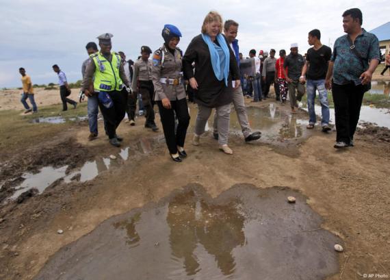 Assistant Secretary of State for Population, Refugees, and Migration, Anne C. Richard, center, is escorted by police officers and other officials during her visit to a temporary shelter for Rohingya and Bangladeshi migrants in Kuala Cangkoi, Aceh province, Indonesia, June 2, 2015. (AP)