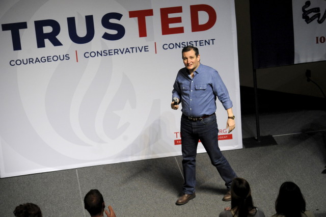 Republican presidential candidate Ted Cruz takes the stage at campaign stop Dordt College in Sioux Center, Iowa January 5, 2016. REUTERS