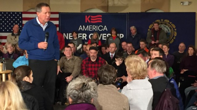 Republican presidential candidate John Kasich answers Debbie Repson's question at a town hall event in New Hampshire, Feb. 8, 2016. (K. Gypson/VOA)