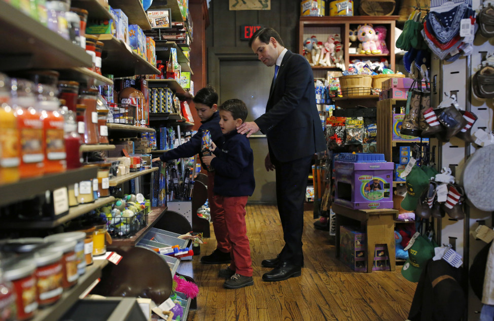 Republican presidential candidate Marco Rubio shops with his sons Dominick and Anthony at a Cracker Barrel restaurant in Clive, Iowa February 1, 2016. REUTERS