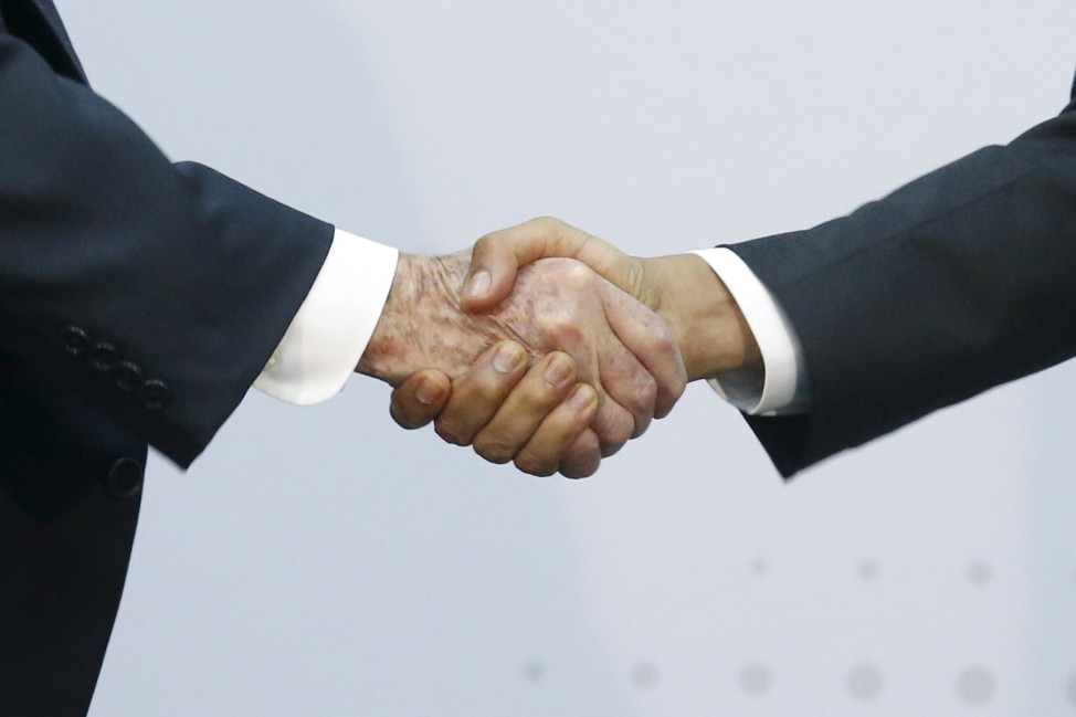 President Barack Obama (R) shakes hands with Cuba's President Raul Castro as during the Summit of the Americas in Panama City April 11, 2015. (Reuters)