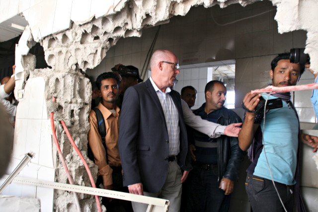 Resident Coordinator of the United Nations in Yemen, Jamie McGoldrick (C), inspects damage at a hospital in Yemen's city of Taiz on Jan. 21, 2016.  (Reuters)