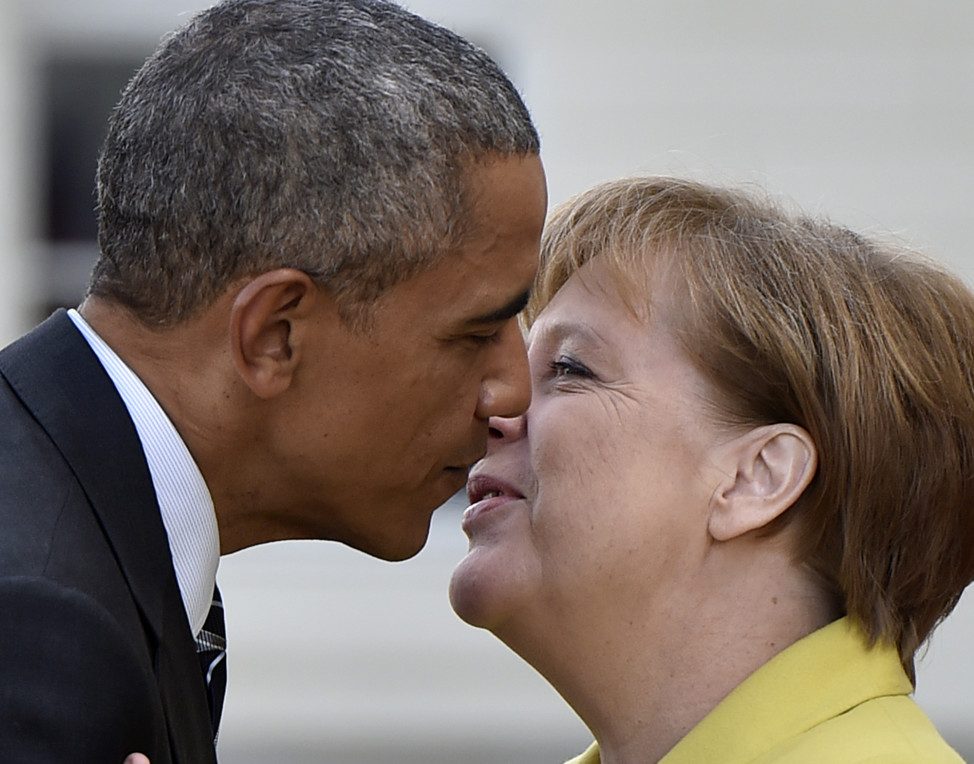 German Chancellor Angela Merkel, right, welcomes President Barack Obama at Herrenhaus Palace in Hannover, Germany on April 24, 2016. (Reuters)