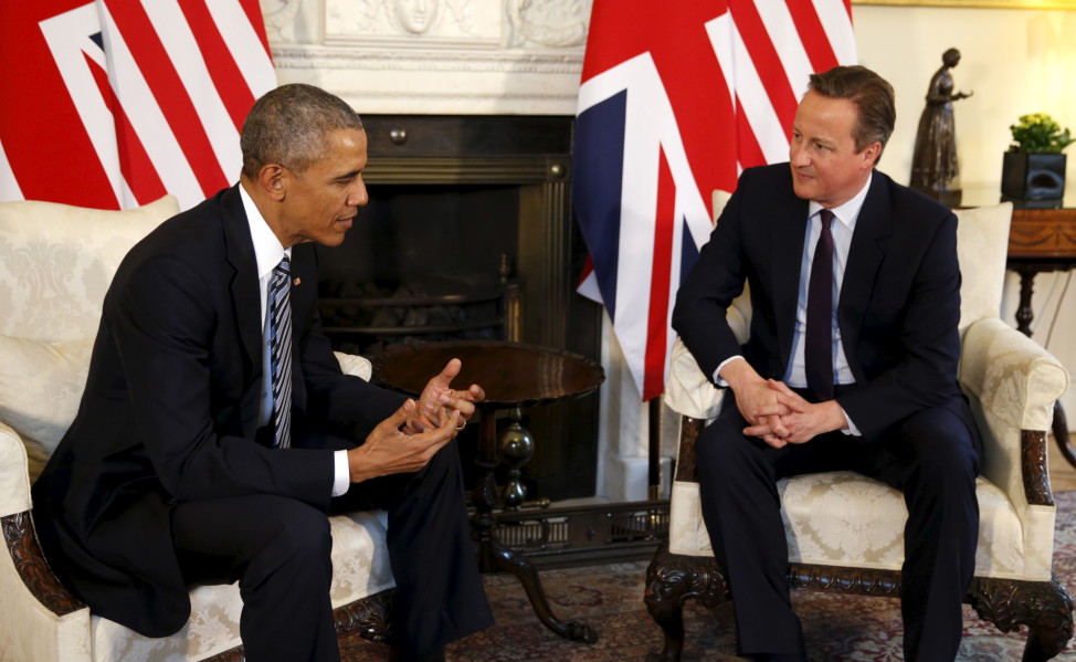 U.S. President Barack Obama talks to British Prime Minister David Cameron at 10 Downing Street in London, Britain April 22, 2016. (Reuters)