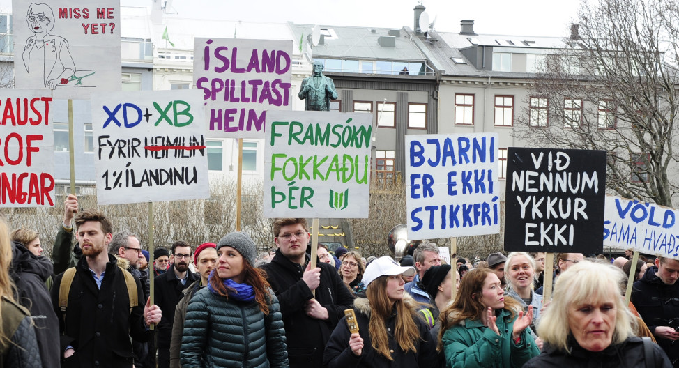 People demonstrate against Iceland's Prime Minister Sigmundur David Gunnlaugsson over allegations of financial corruption detailed in the "Panama Papers" in Reykjavik  on April 5, 2016. (Reuters)
