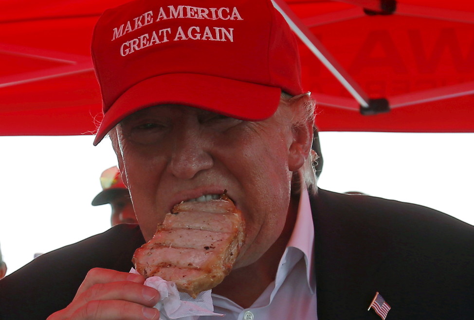 Republican presidential candidate Donald Trump eats a pork chop during a campaign stop in Des Moines, Iowa on Aug. 15, 2015. (Reuters)