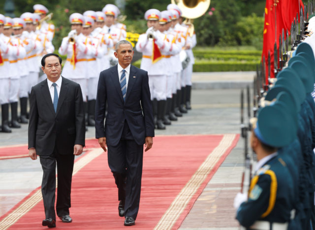 U.S. President Barack Obama (R) and his Vietnamese counterpart Tran Dai Quang review the guard of honour during welcoming ceremony at the Presidential Palace in Hanoi, Vietnam May 23, 2016. (Reuters)