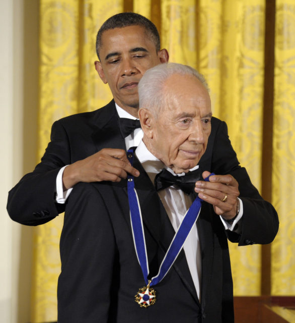 President Barack Obama awards Israeli President Shimon Peres with the Presidential Medal of Freedom at a dinner at the East Room of the White House in Washington, June 13, 2012. (AP)