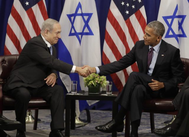 President Barack Obama shakes hands with Israeli Prime Minister Benjamin Netanyahu during a bilateral meeting at the Lotte New York Palace Hotel in New York, Sept. 21, 2016. (AP) 