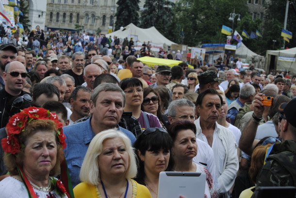 Maydonga to'planganlar Vitaliy Klichko so'zlarini tinglamoqda.