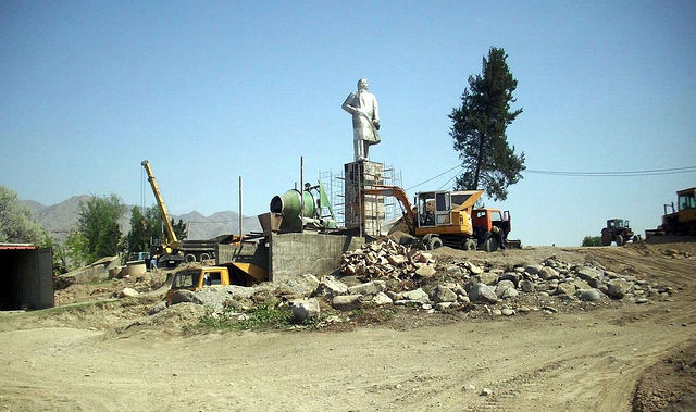 Sotsialistik davlat asoschisi haykali shaharning kamodam daryo sohiliga olib borib o'rnatilgan, qarovsiz holatda.